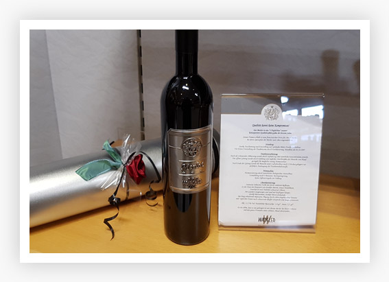 Geschenkideen: Merlot mit Zinnetikett von der Weinkellerei Wangler, Abstatt